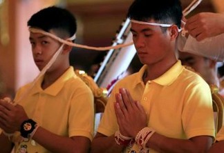 Jovens resgatados de caverna na Tailândia viram monges