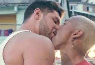 VEJA VÍDEO: Nego do Borel beija modelo e se veste de mulher em clipe de nova música após declarar apoio a Bolsonaro