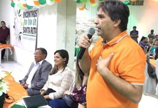 Deputado Genival Matias é recebido por moradores durante o evento ‘Encontros pro Bem de Santa Rita’