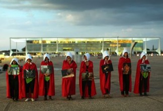 Mulheres se vestem de ‘aias’ e pedem descriminalização do aborto