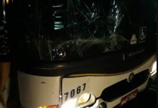 Ônibus levando estudantes se envolve em acidente com kombi, na BR-101