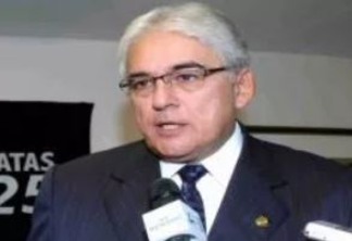 PERGUNTAR NÃO OFENDE: o ex-senador Efraim Morais está fechado com João ou com José Maranhão?