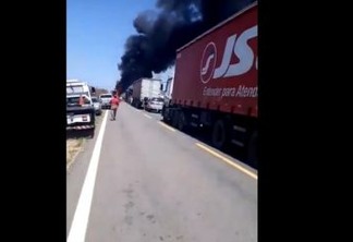 Incêndio destrói caminhão e mais seis veículos no Sertão da Paraíba - VEJA VÍDEOS