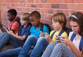 Proibição total de celulares em sala de aula levanta discussões