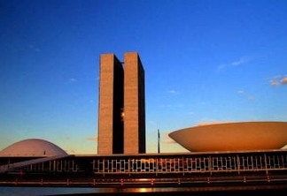 Reportagem da Folha aponta que três em cada quatro integrantes do Congresso disputam reeleição; paraibano é citado por ter desistido