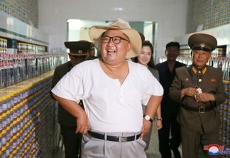 De camiseta e chapéu, Kim Jong-un enfrenta forte calor em visita a fábrica na Coreia do Norte