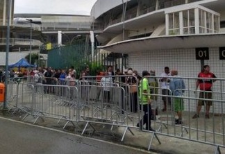 Torcida do Fla faz fila na busca por ingressos para o jogo de domingo contra o Cruzeiro