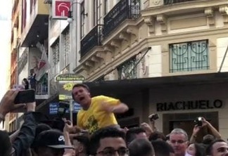 Bolsonaro não fará campanha nas ruas e médicos recomendam que ele evite falar, revela filho