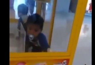 VEJA VÍDEO: criança fica presa em máquina de brinquedos em shopping