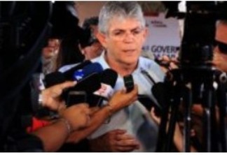RC ressalta ser contra a facilitação do armamento e sentencia: “Se arma resolvesse, o Brasil era o paraíso”