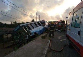 Ônibus com trabalhadores de fábrica de calçados tomba em João Pessoa - VEJA VÍDEOS
