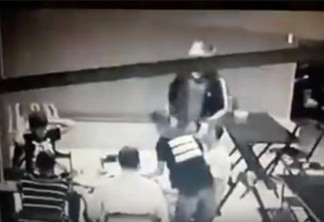 Homem reage a assalto em pizzaria de João Pessoa e acaba baleado por bandido - VEJA VÍDEO
