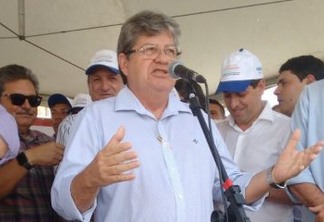 João Azevedo participa de comício em Areia e Alagoa Grande