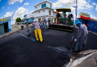 Bairros de Santa Rita recebem obras de pavimentação