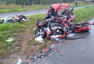 Duas pessoas morrem em grave acidente entre carro e caminhão