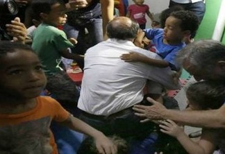 Geraldo Alckmin sofre acidente com criança no colo em evento de campanha