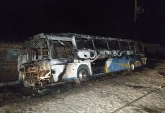 VEJA VÍDEO: Incêndio em ônibus assusta moradores de comunidade da Zona Sul de João Pessoa