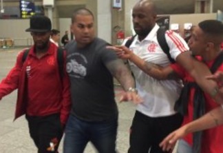 VEJA VÍDEO: Jogadores do Flamengo são hostilizados por torcedores