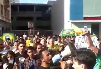VEJA VÍDEO: Apoiadores organizam vigília na frente de hospital onde Bolsonaro está internado