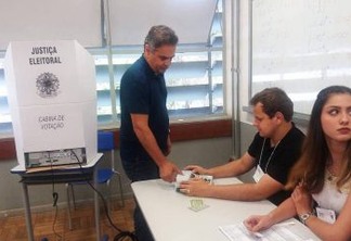 Aécio é hostilizado em local de votação em Belo Horizonte