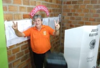 João Azevedo chega ao local de votação acompanhado do governador Ricardo Coutinho