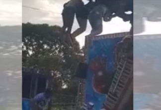 VEJA VÍDEO: Dez crianças ficam penduradas após brinquedo de parque de diversão travar