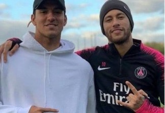 Neymar volta aos treinos no PSG e leva o amigo Gabriel Medina ao CT