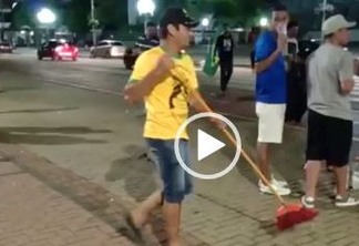 VEJA VÍDEO: Depois da festa da vitória, eleitores de Bolsonaro limpam o calçadão