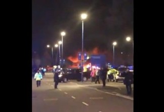 Helicóptero cai e explode ao lado do estádio após jogo - VEJA VÍDEO