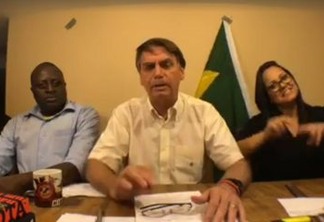 Bandeira do Brasil cai de cenário durante live de Bolsonaro; assista ao vídeo