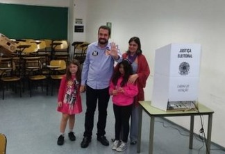 Boulos vota em São Paulo acompanhado da família