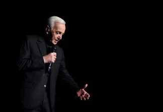 Charles Aznavour, cantor francês do sucesso 'She', morre aos 94 anos