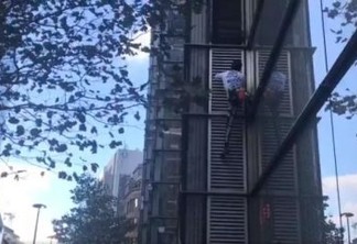 Homem escala prédio de 230 metros usando apenas a força do corpo