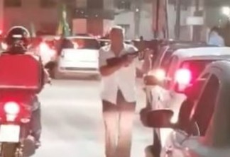 COMEMORAÇÃO? Homem sai armado pelas ruas depois da vitória de Bolsonaro - VEJA O VÍDEO