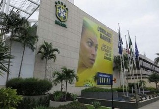 CBF homenageia Marta com enorme outdoor na fachada da sede