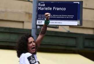 Em uma hora, protesto distribui mil placas com nome de Marielle