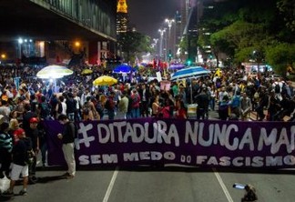 Movimentos sociais bloqueiam trecho da Av. Paulista em ato contra Bolsonaro
