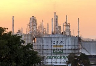 Petrobras reduzirá preço da gasolina em 2% nas refinarias a partir de terça-feira