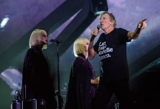 Roger Waters leva ao palco do Rio família de Marielle Franco, que puxa gritos de "ele não" e "justiça"