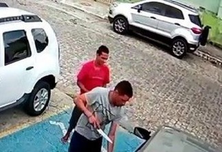 VEJA VÍDEO: Dupla pede ajuda em Jaguaribe e mulher ao socorrer é sequestrada