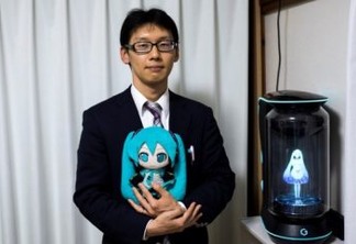 Japonês se casa com um holograma de '16 anos': VEJA VÍDEO