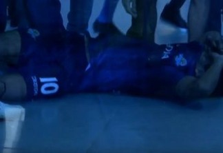 Jogador de futebol é atingido por vidro de garrafa lançada por técnico de time adversário - VEJA VÍDEO