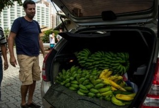 Moradores de Eldorado visitam Bolsonaro e levam bananas de presente