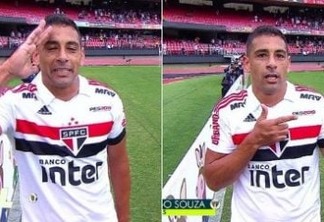 Diego Souza comemora gol fazendo arminha com as mãos à la Bolsonaro