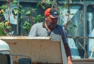 Auxiliar do prefeito de Cabedelo dá expediente em depósito de material de construção