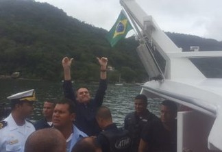 Bolsonaro passeia com a família em reserva da Marinha