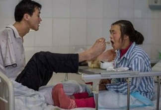 Chinês sem braços cuida da mãe em hospital