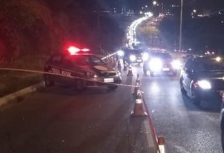 Motociclista morre após ser atropelado por carro e arrastado por caminhão, em João Pessoa