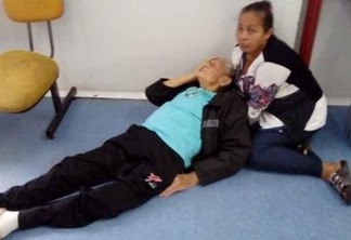 Idoso de 90 anos quebra fêmur após cair de cadeira quebrada em UPA