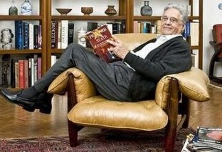 Em resposta a FHC, Bolsonaro publica foto do ex-presidente deitado no sofá